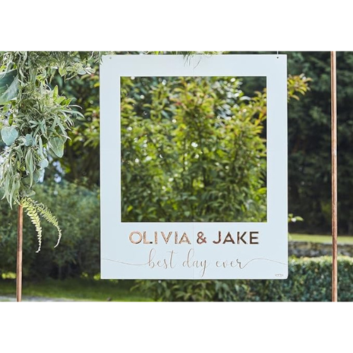 Personligt anpassad photo booth-ram för bröllop, med brudparets namn och anpassad design. Perfekt för roliga och minnesvärda foton under bröllopsfesten.