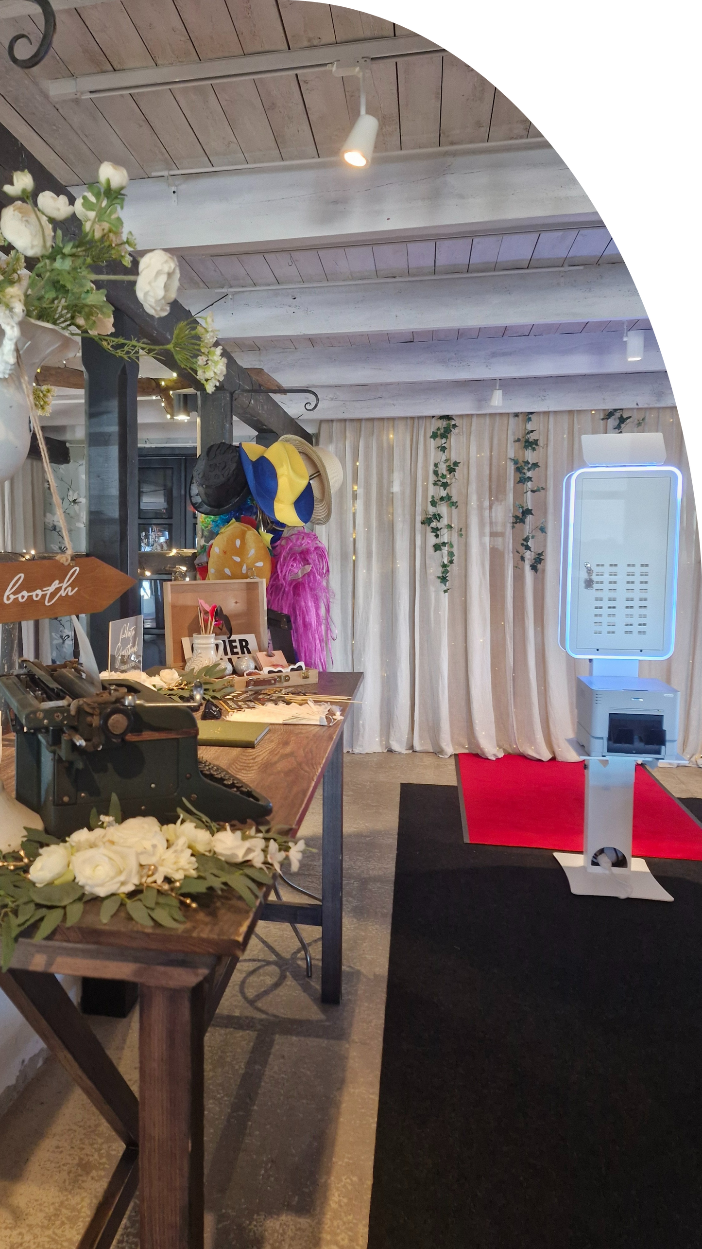 Premium Photo Booth-paket från Flashy Moments med DSLR-kamera, oändliga utskrifter, vacker backdrop och stilfull rekvisita. Idealisk för bröllop, företagsevenemang och fester med högkvalitativ service och personlig touch.