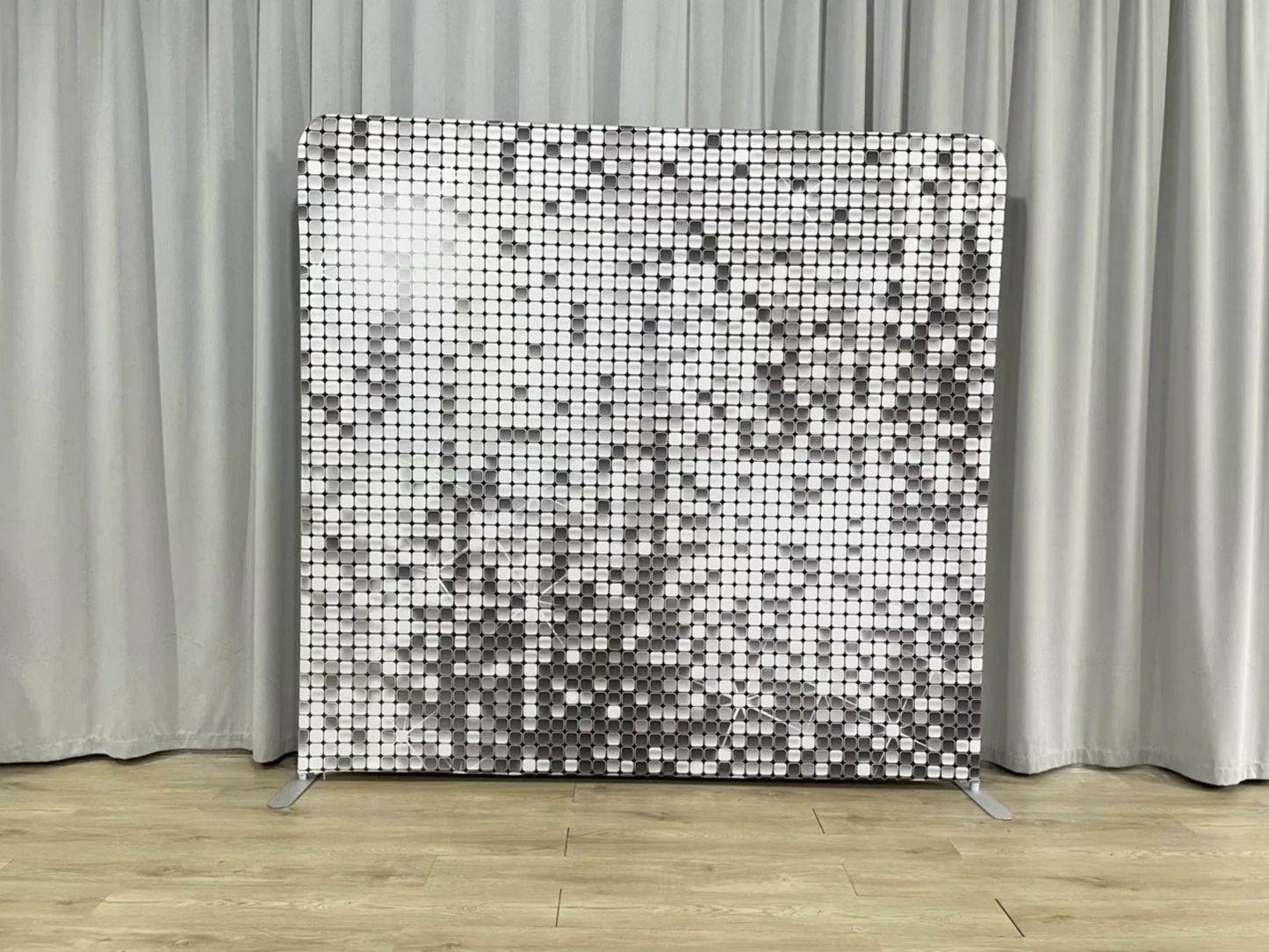 Skapa en drömlik bakgrund för ditt bröllop med vår skräddarsydda backdrop för photo booth. Anpassa färg, mönster och stil för att harmonisera med ditt bröllopstema. Välj bland eleganta silverdesigner eller romantiska, blommiga och moderna alternativ för en minnesvärd bakgrund som gör dina bröllopsfoton extra speciella.